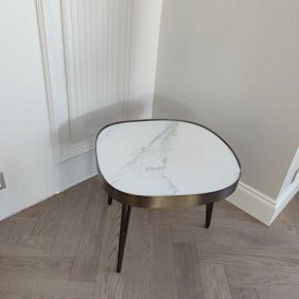 Стол журнальный Zelda (110), белый камень/бронза