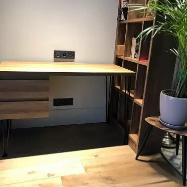 Стол письменный Novum, орех/черный